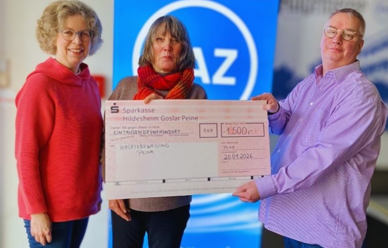 Frau Ritter, Frau Meyer und Herr Horneffer zeicgen eine Spende-Check